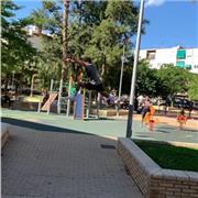 Gente hasta de todas las edades dispuesto aprender el arte del desplazamiento y movimiento corporal